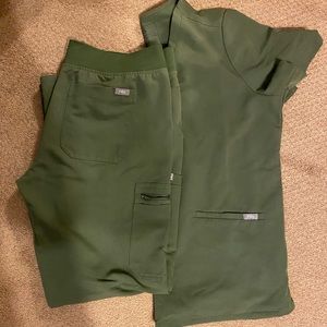 FIGS MOSS SCRUBS TOP & BOTTOM